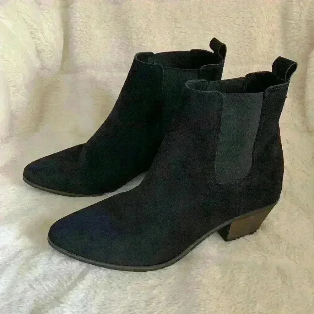 Black suede chelsea boots like NEW size 6.5